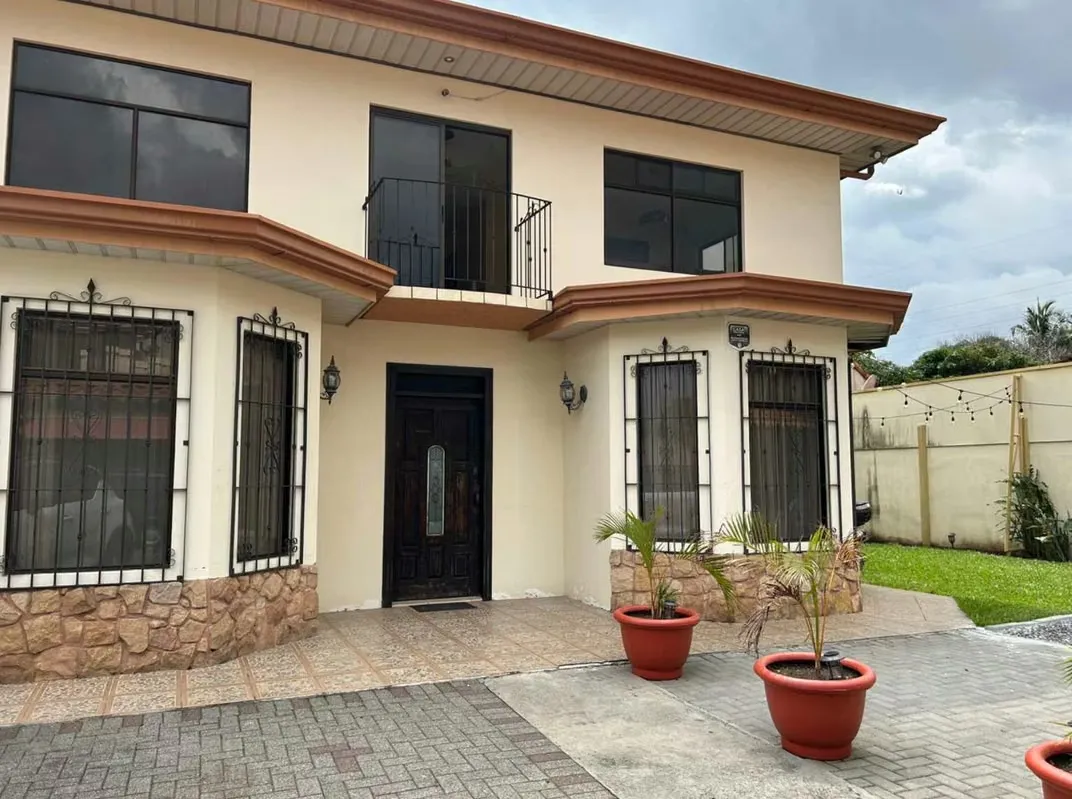 For sale property with two independent apartments, photo 2