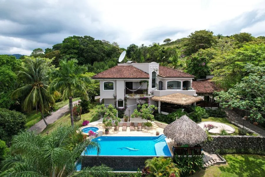Villa con Piscina, Árboles Frutales y Entorno Campestre Único - Venta en Esparza