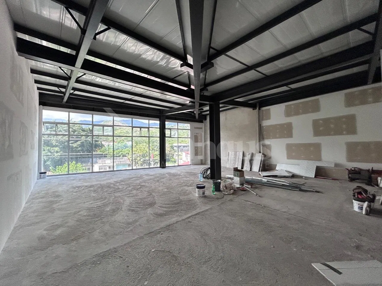 Alquiler de Amplio Local para Consultorio, Oficinas, para Remodelar en Santa Ana