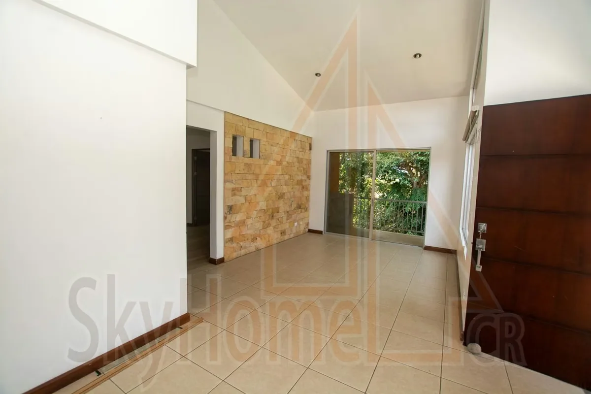 Apartamento en alquiler o venta ubicado en la exclusiva zona de Pinares. La propiedad ofrece espacios amplios y un hermoso balcón con vista directa al bosque, ideal para disfrutar de ...