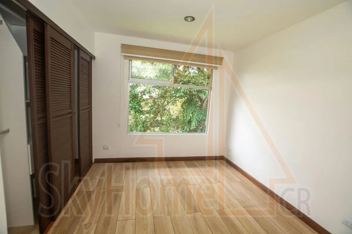 Apartamento en alquiler o venta ubicado en la exclusiva zona de Pinares. La propiedad ofrece espacios amplios y un hermoso balcón con vista directa al bosque, ideal para disfrutar de ..., photo 12
