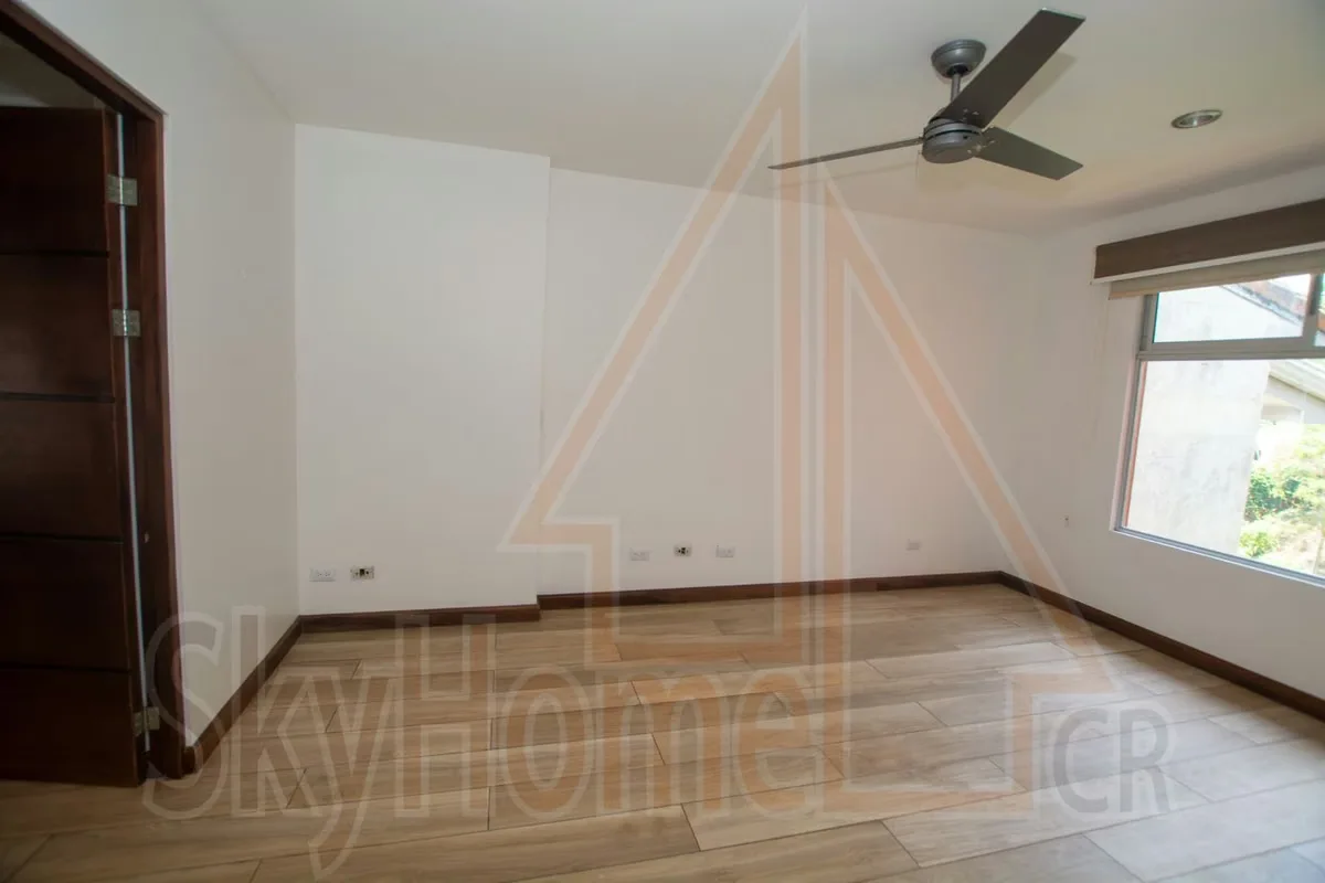 Apartamento en alquiler o venta ubicado en la exclusiva zona de Pinares. La propiedad ofrece espacios amplios y un hermoso balcón con vista directa al bosque, ideal para disfrutar de ..., photo 13