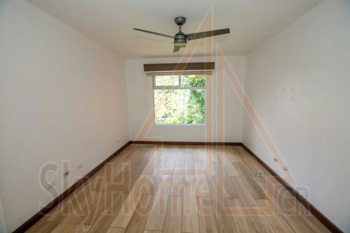 Apartamento en alquiler o venta ubicado en la exclusiva zona de Pinares. La propiedad ofrece espacios amplios y un hermoso balcón con vista directa al bosque, ideal para disfrutar de ..., photo 3
