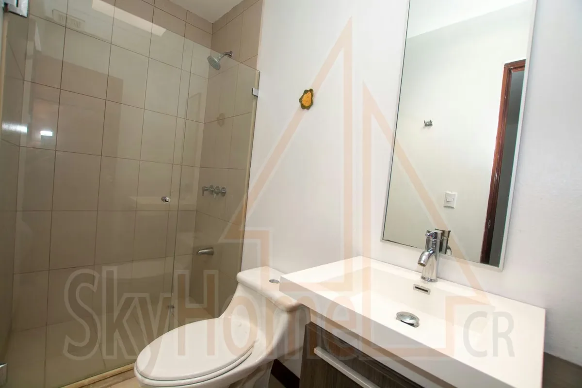 Apartamento en alquiler o venta ubicado en la exclusiva zona de Pinares. La propiedad ofrece espacios amplios y un hermoso balcón con vista directa al bosque, ideal para disfrutar de ..., photo 8