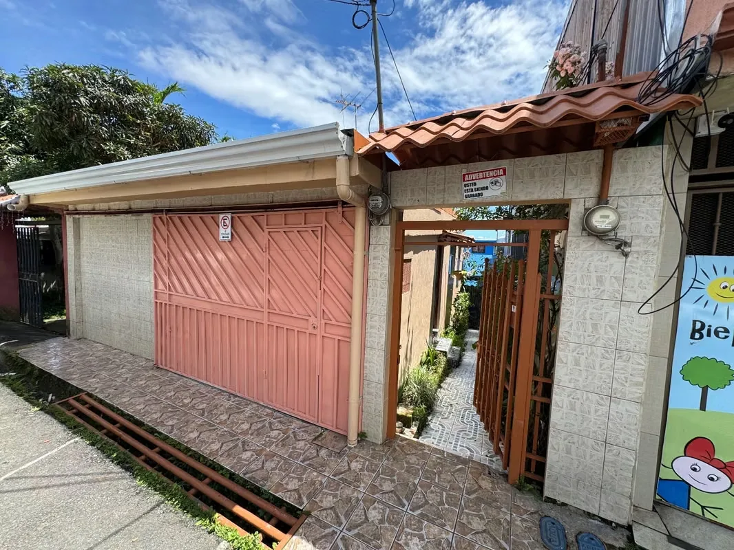 Venta de propiedad con dos casas en Aserrí. La primer casas cuenta con 2 habitaciones, sala-comedor y cocina integrados, 1 baño, cochera para 1 carro, cuarto de pilas. La casa de al ...