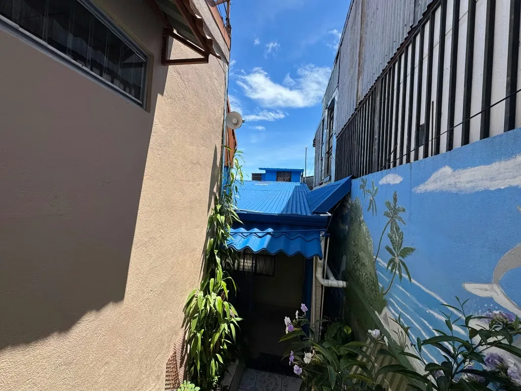 Venta de propiedad con dos casas en Aserrí. La primer casas cuenta con 2 habitaciones, sala-comedor y cocina integrados, 1 baño, cochera para 1 carro, cuarto de pilas. La casa de al ..., photo 2