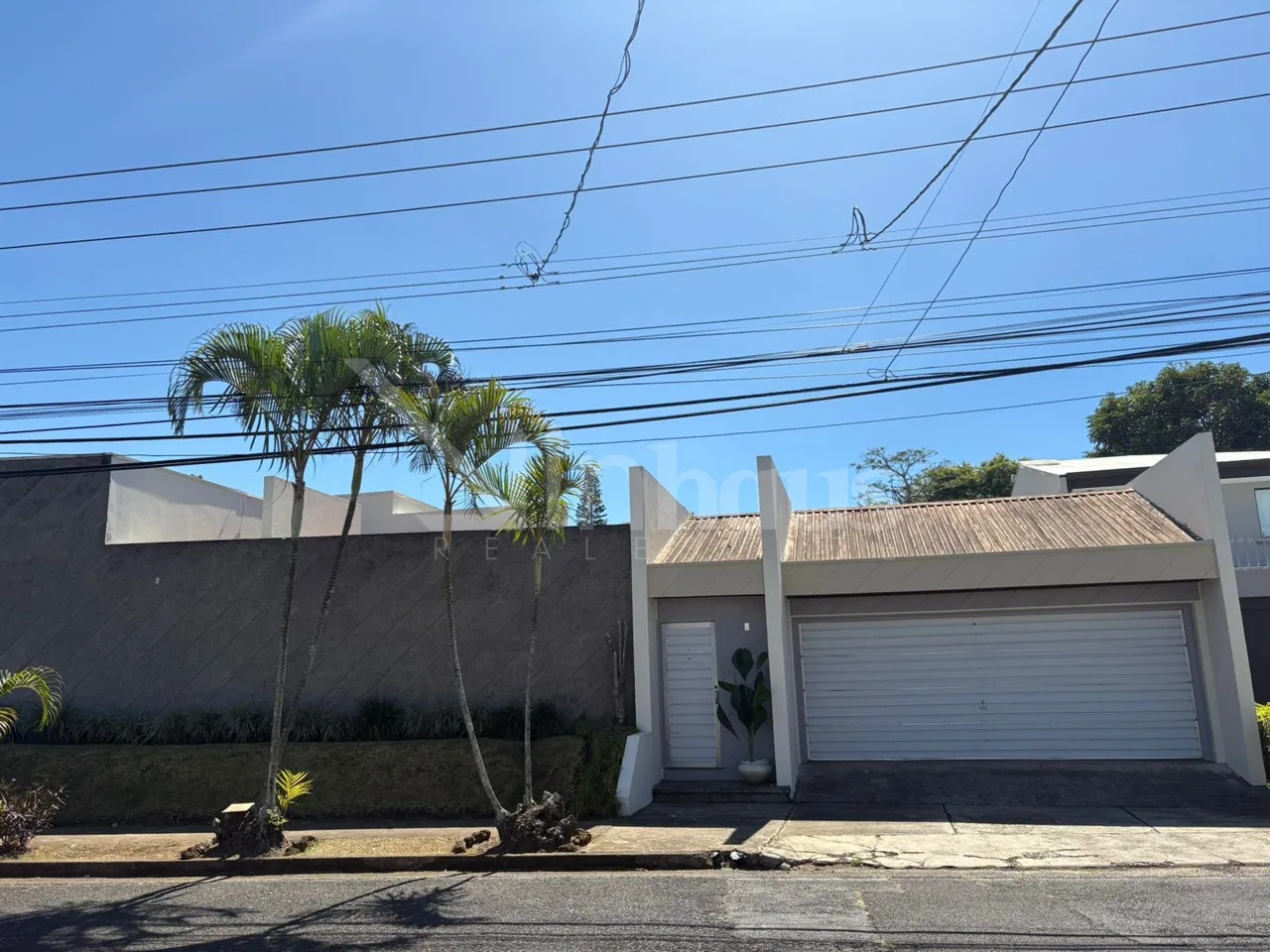 Venta de casa en Lomas de Ayarco.