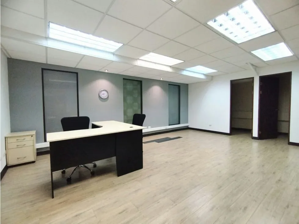 Oficina ubicada en Escazú ideal para contador. Tiene aire acondicionado, los muebles son opcionales. Baños comunes en cada piso.