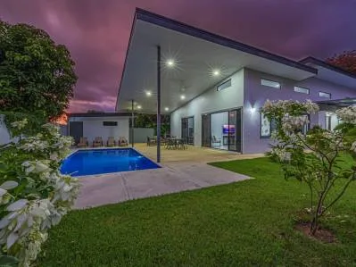 Casa moderna de nueva con 3 dormitorios, piscina y privacidad, ¡a solo 4 minutos de la playa!