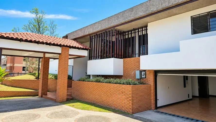 Alquilo muy linda y amplia casa para uso residencial y comercial en la zona de Boulevard de Rohrmoser, cerca de Plaza Mayor con finos acabados. Amplia propiedad esquinera, con excelente ...