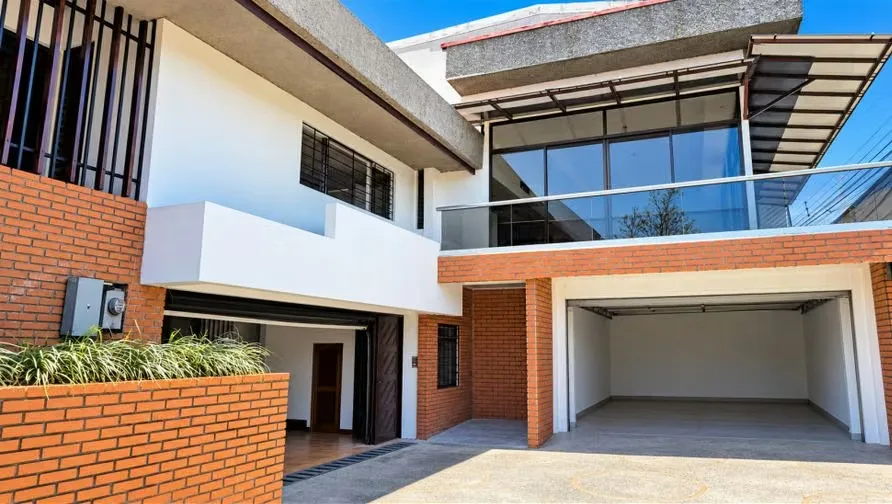 Alquilo muy linda y amplia casa para uso residencial y comercial en la zona de Boulevard de Rohrmoser, cerca de Plaza Mayor con finos acabados. Amplia propiedad esquinera, con excelente ..., photo 3