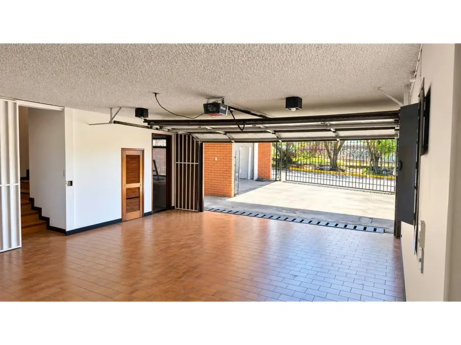 Alquilo muy linda y amplia casa para uso residencial y comercial en la zona de Boulevard de Rohrmoser, cerca de Plaza Mayor con finos acabados. Amplia propiedad esquinera, con excelente ..., photo 4