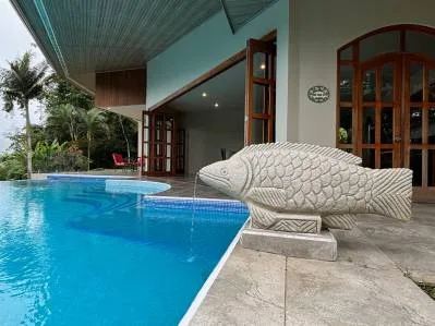 Casa santuario de 3 habitaciones junto al río con majestuosa piscina con vista a la montaña