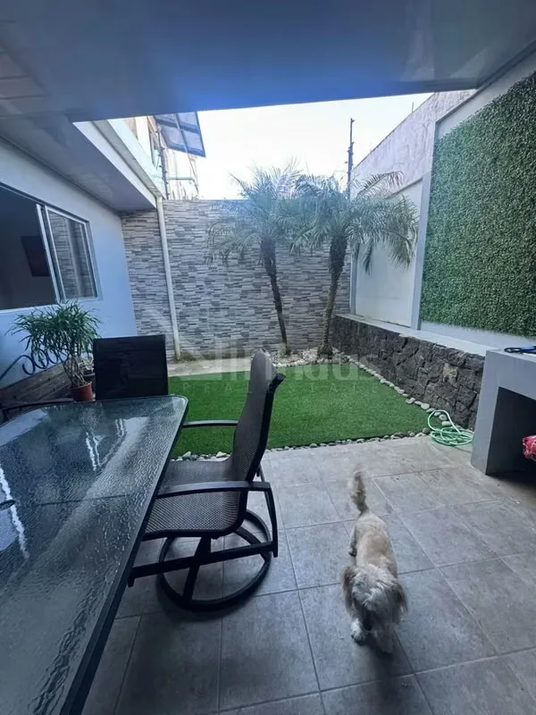 Casa de 2 plantas con cochera para 3 vehículos, al ingresar tenemos un recibidor, baño de visitas, a mano izquierda un espacio de oficina, sala, comedor y cocina el área de jardín, ..., photo 2