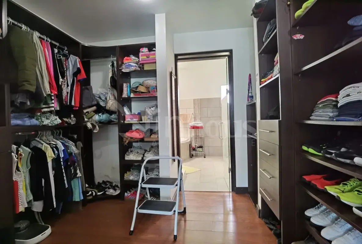 Casa de 2 plantas con cochera para 3 vehículos, al ingresar tenemos un recibidor, baño de visitas, a mano izquierda un espacio de oficina, sala, comedor y cocina el área de jardín, ..., photo 11