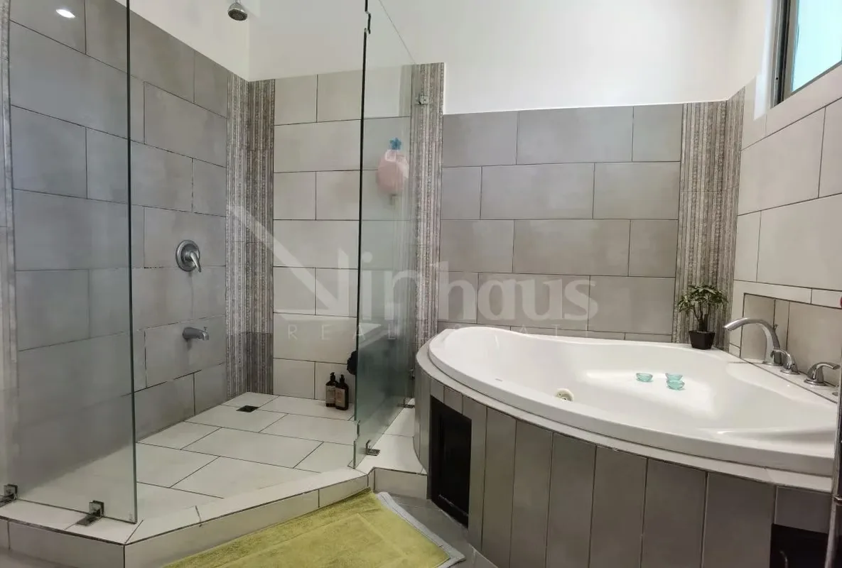 Casa de 2 plantas con cochera para 3 vehículos, al ingresar tenemos un recibidor, baño de visitas, a mano izquierda un espacio de oficina, sala, comedor y cocina el área de jardín, ..., photo 12
