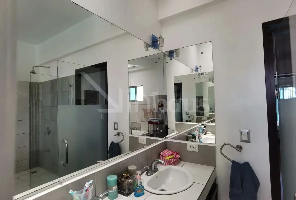 Casa de 2 plantas con cochera para 3 vehículos, al ingresar tenemos un recibidor, baño de visitas, a mano izquierda un espacio de oficina, sala, comedor y cocina el área de jardín, ..., photo 13