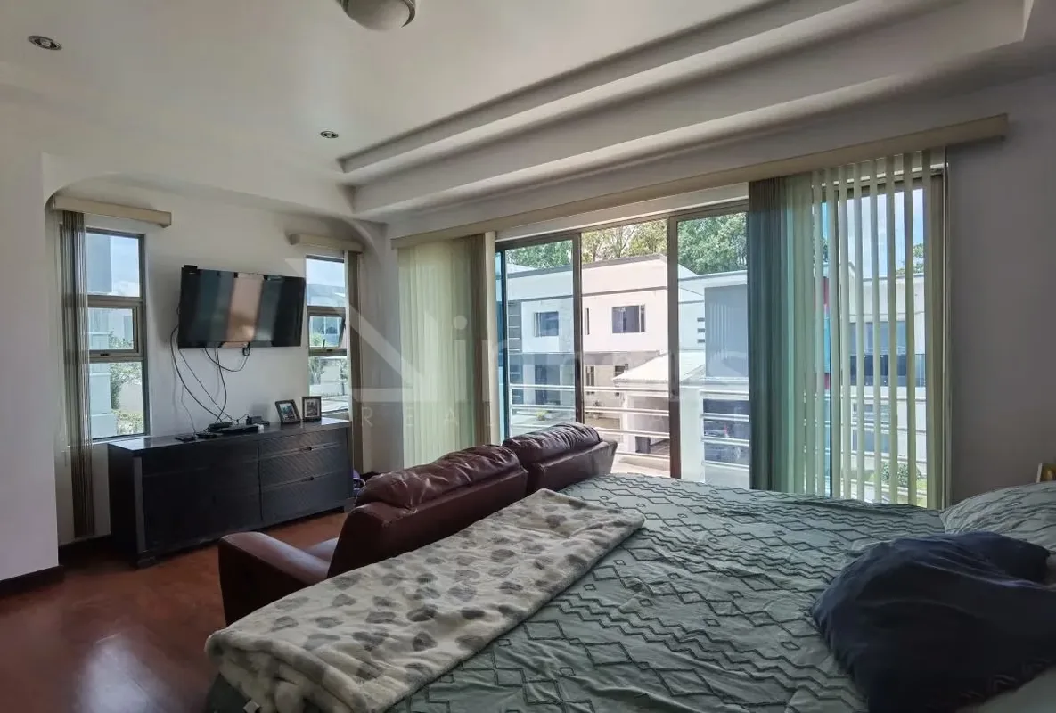 Casa de 2 plantas con cochera para 3 vehículos, al ingresar tenemos un recibidor, baño de visitas, a mano izquierda un espacio de oficina, sala, comedor y cocina el área de jardín, ..., photo 14