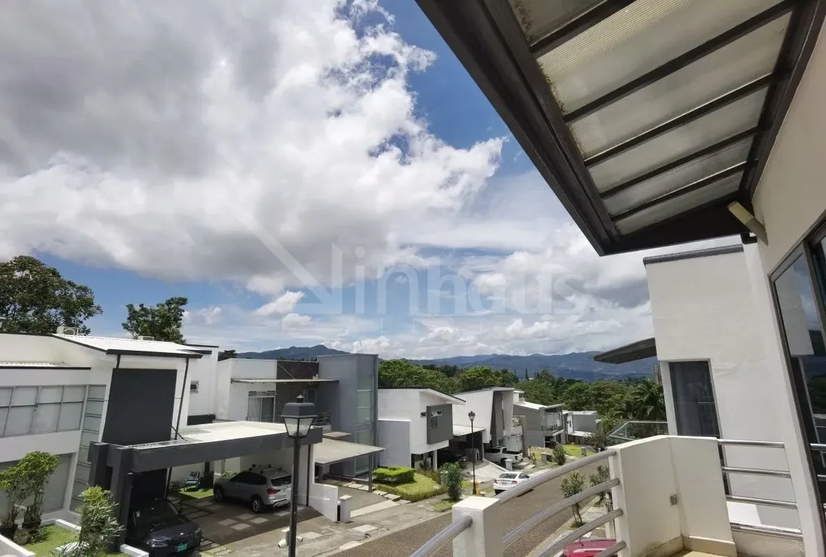 Casa de 2 plantas con cochera para 3 vehículos, al ingresar tenemos un recibidor, baño de visitas, a mano izquierda un espacio de oficina, sala, comedor y cocina el área de jardín, ..., photo 15