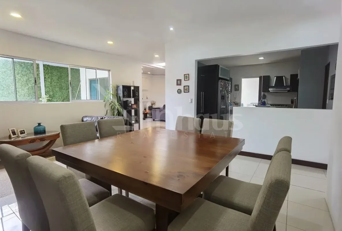 Casa de 2 plantas con cochera para 3 vehículos, al ingresar tenemos un recibidor, baño de visitas, a mano izquierda un espacio de oficina, sala, comedor y cocina el área de jardín, ..., photo 4