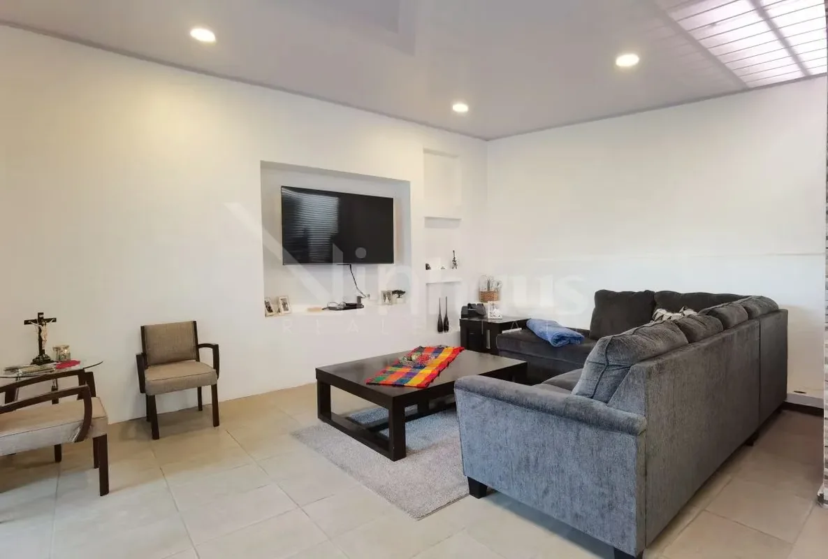 Casa de 2 plantas con cochera para 3 vehículos, al ingresar tenemos un recibidor, baño de visitas, a mano izquierda un espacio de oficina, sala, comedor y cocina el área de jardín, ..., photo 5