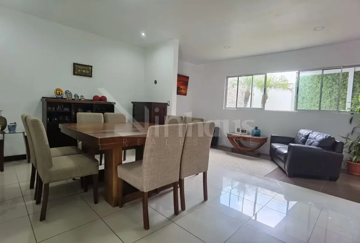 Casa de 2 plantas con cochera para 3 vehículos, al ingresar tenemos un recibidor, baño de visitas, a mano izquierda un espacio de oficina, sala, comedor y cocina el área de jardín, ..., photo 6