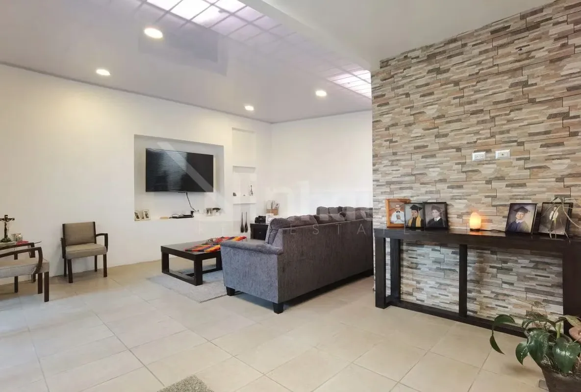 Casa de 2 plantas con cochera para 3 vehículos, al ingresar tenemos un recibidor, baño de visitas, a mano izquierda un espacio de oficina, sala, comedor y cocina el área de jardín, ..., photo 7