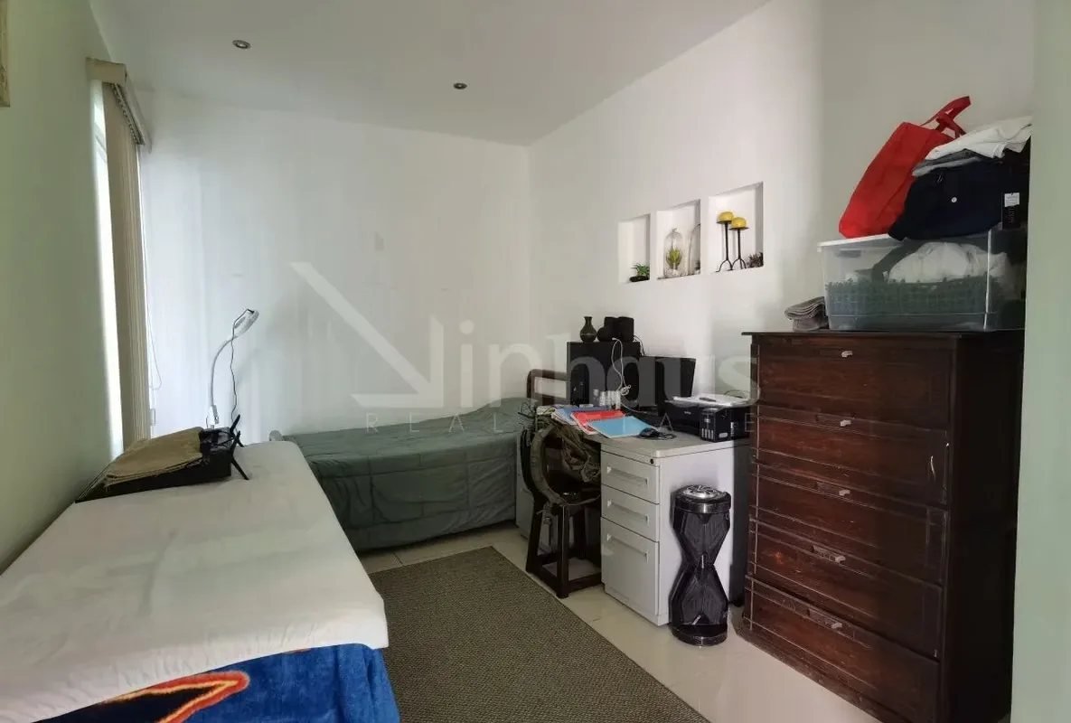 Casa de 2 plantas con cochera para 3 vehículos, al ingresar tenemos un recibidor, baño de visitas, a mano izquierda un espacio de oficina, sala, comedor y cocina el área de jardín, ..., photo 8