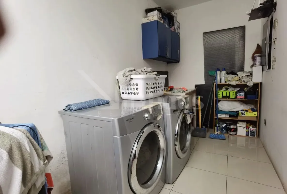 Casa de 2 plantas con cochera para 3 vehículos, al ingresar tenemos un recibidor, baño de visitas, a mano izquierda un espacio de oficina, sala, comedor y cocina el área de jardín, ..., photo 9