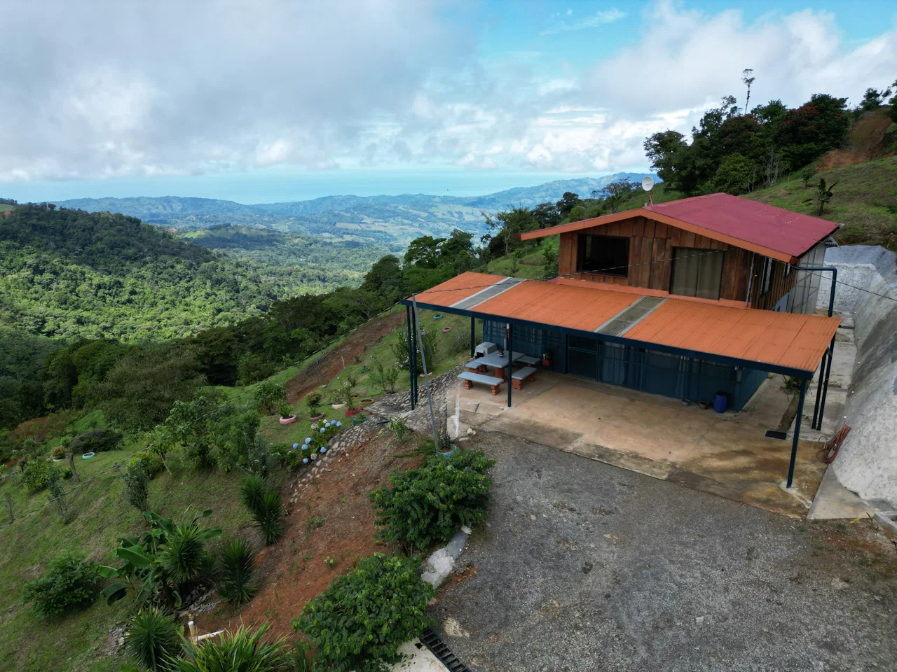 VILLA FONSECA – MOUNTAIN RETREAT WITH STUNNING VIEWS, RUSTIC CABINS & FRUIT ORCHARD – 7.85 ACRES