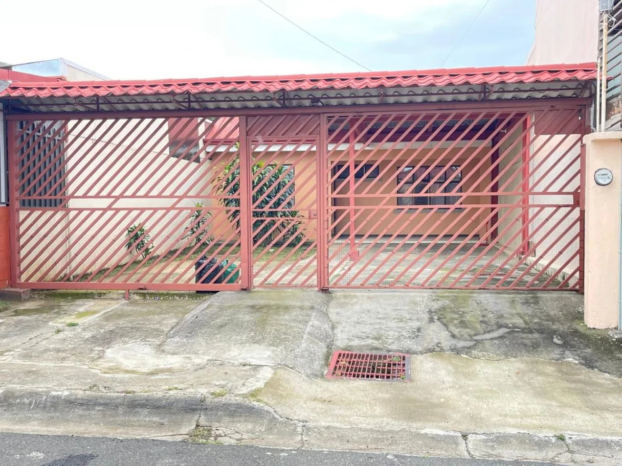 HOUSE FOR SALE in San Pablo de Heredia, near Maxi Palí