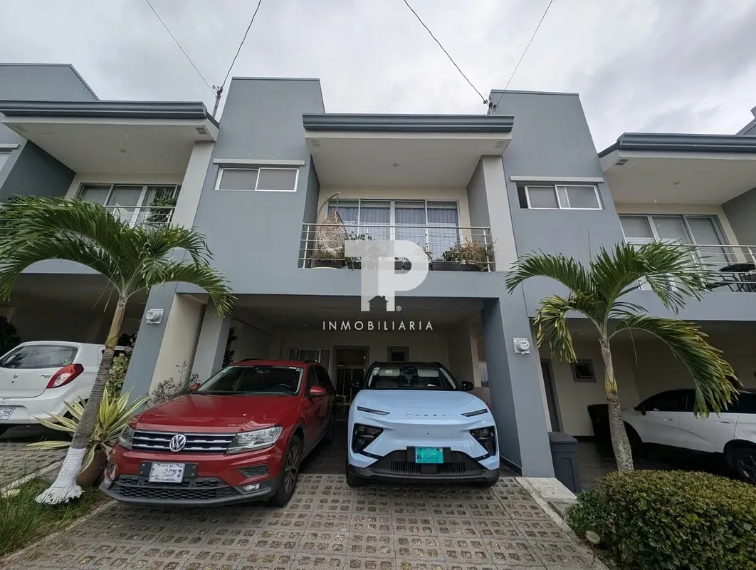 Una casa espaciosa, llena de hermosos acabados en una ubicación estratégica, a metros de Heredia Centro y San Pablo.