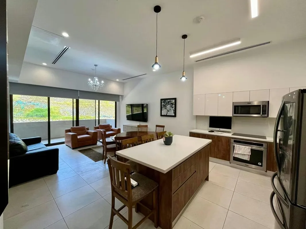 Alquilo precioso y muy amplio apartamento en el exclusivo condominio BOSQUES DEL CAFÉ en el límite entre Guachipelín Norte y Pozos de Santa Ana, estilo moderno, con acabados lujosos, ...