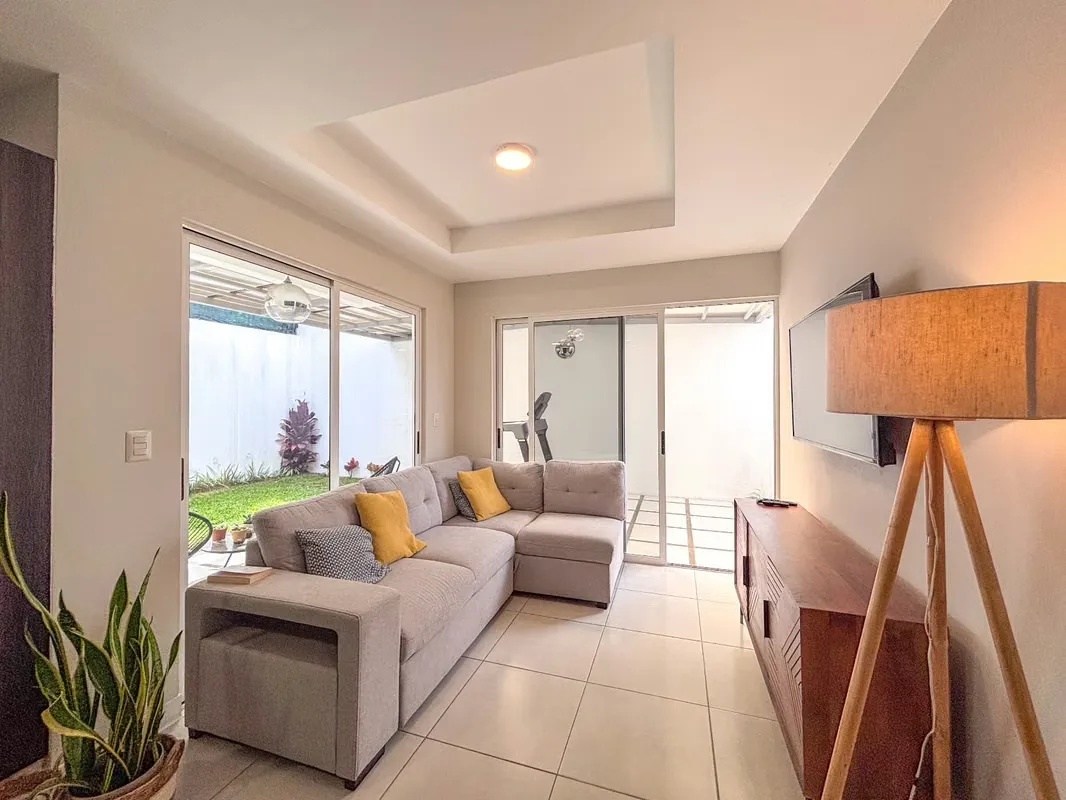 Descubre esta hermosa casa esquinera de estilo contemporáneo, ubicada en un condominio exclusivo con amenidades de primer nivel. Una oportunidad perfecta para quienes buscan ...