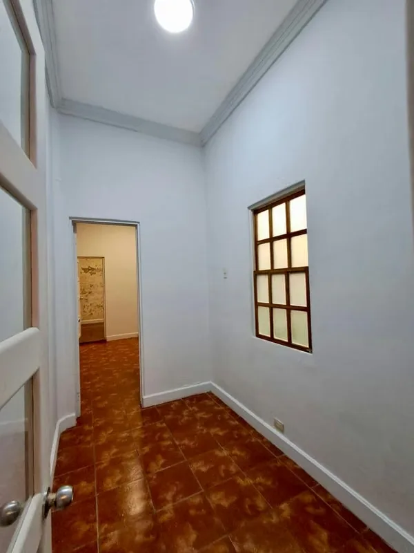Se alquila céntrico y original espacio para: oficina, estudio fotográfico, taller de arte, consultorio, etc en edificio boutique en Barrio Amón con perfecta ubicación!!