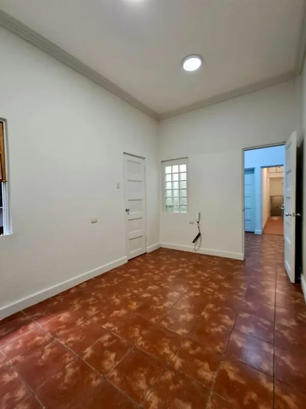 Se alquila céntrico y original espacio para: oficina, estudio fotográfico, taller de arte, consultorio, etc en edificio boutique en Barrio Amón con perfecta ubicación!!, photo 3