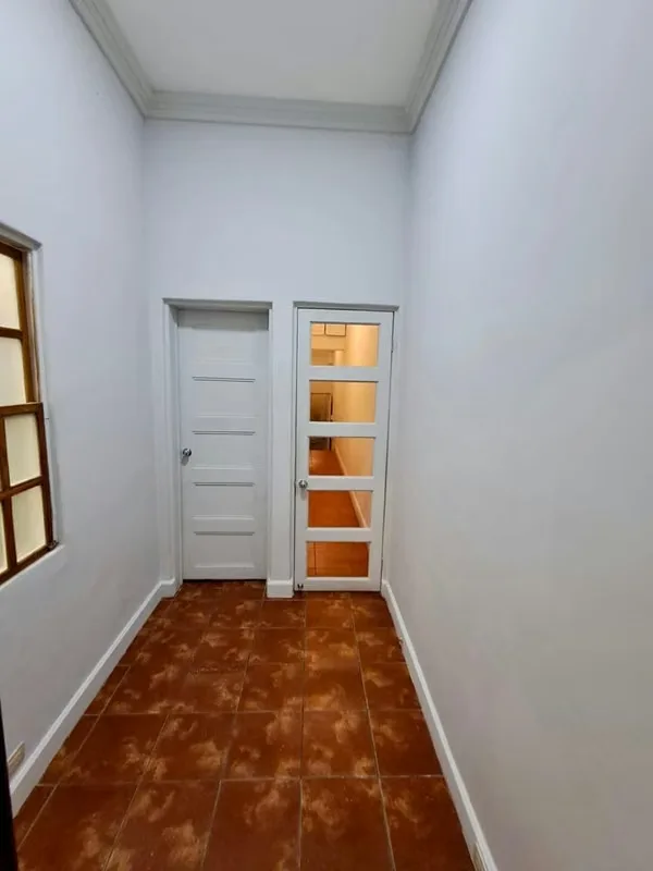 Se alquila céntrico y original espacio para: oficina, estudio fotográfico, taller de arte, consultorio, etc en edificio boutique en Barrio Amón con perfecta ubicación!!, photo 4