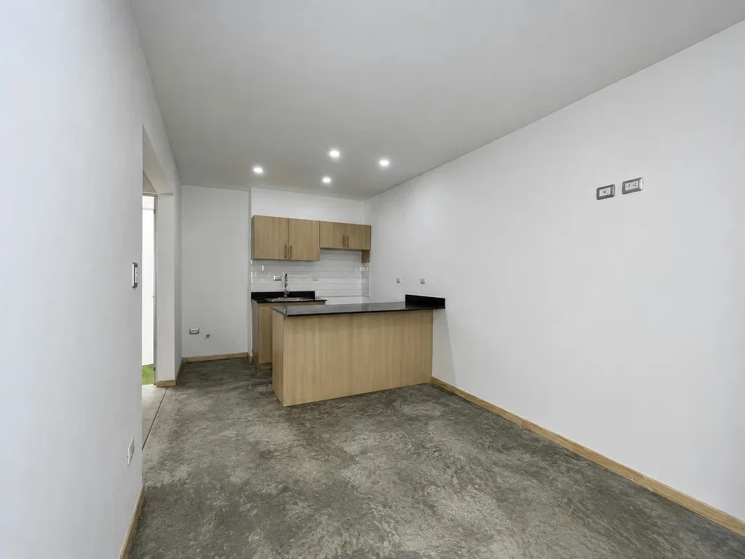 Apartment for Rent in Santa Ana. 2 Bedrooms / 1 Bathroom / 1 Parking Space.