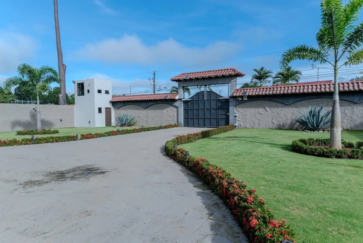 LUXURY PROPERTY WITH SIX BEDROOM, IN PALMARES PEREZ ZELEDON – 0.68 ACRES, photo 4