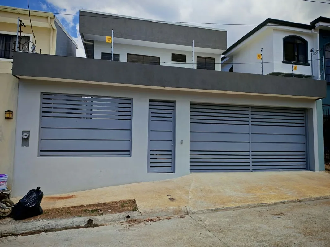 House on two levels to premiere in Residencial Quizarco, in one of the most exclusive locations in the province of Heredia, near supermarkets and educational centers, and just 10 ...