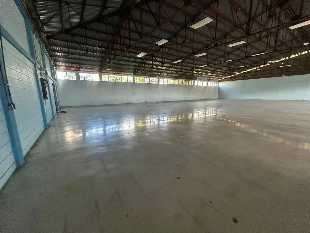 En venta bodega de 1100 m2 solo de nave principal con una altura de 6,5 metros, ideal para industria o bodega de alamacenar. Cuenta con un piso reforzado de mosaico, ideal para soportar ...