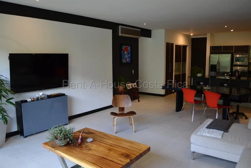 Alquiler Apartamento amplio con terraza privada y 3 baños #26-2132 GS - Alquiler / Renta en Santa Ana