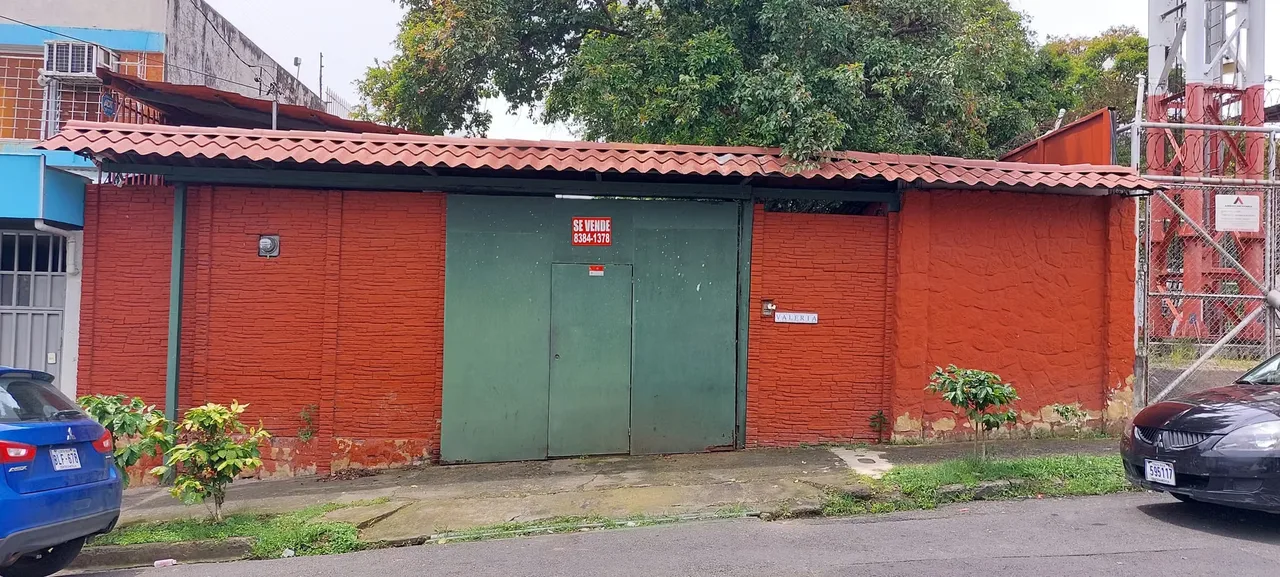 Se vende casa en San Fco de Dos Ríos, con uso de suelo mixto.