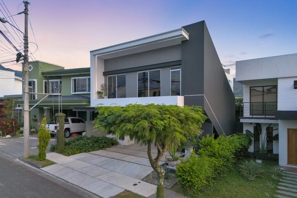 Esta vivienda de diseño contemporáneo y reciente construcción se encuentra en un estado de mantenimiento excelente, situada en una zona de alta plusvalía dentro del Condominio ...