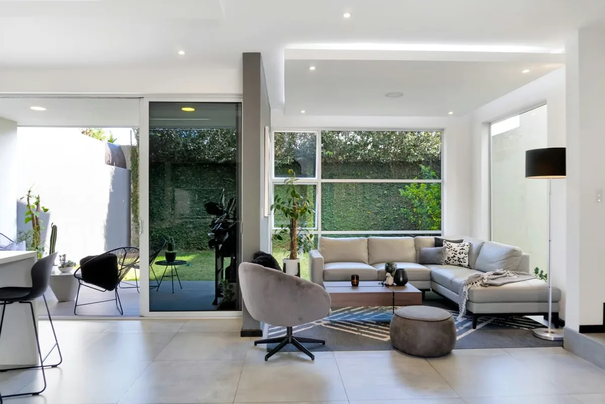 Esta vivienda de diseño contemporáneo y reciente construcción se encuentra en un estado de mantenimiento excelente, situada en una zona de alta plusvalía dentro del Condominio ..., photo 4