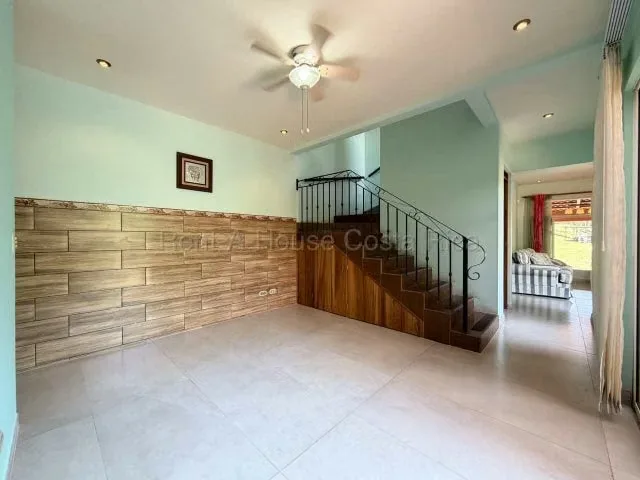 RAH 27-886 En Condominio! Puente Piedra Grecia | Lote 302.44m² | Const 220m² | 2 Niveles | 4 Cocheras + Terraza Central, photo 2