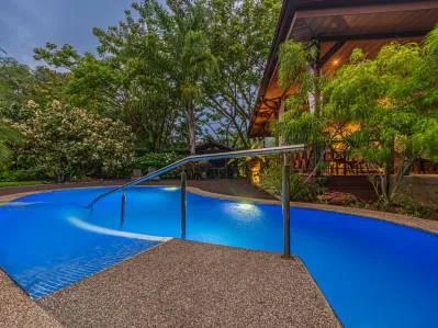 A poca distancia de playa Dominical: casa 5 habitaciones con piscina y gran potencial de alquiler.