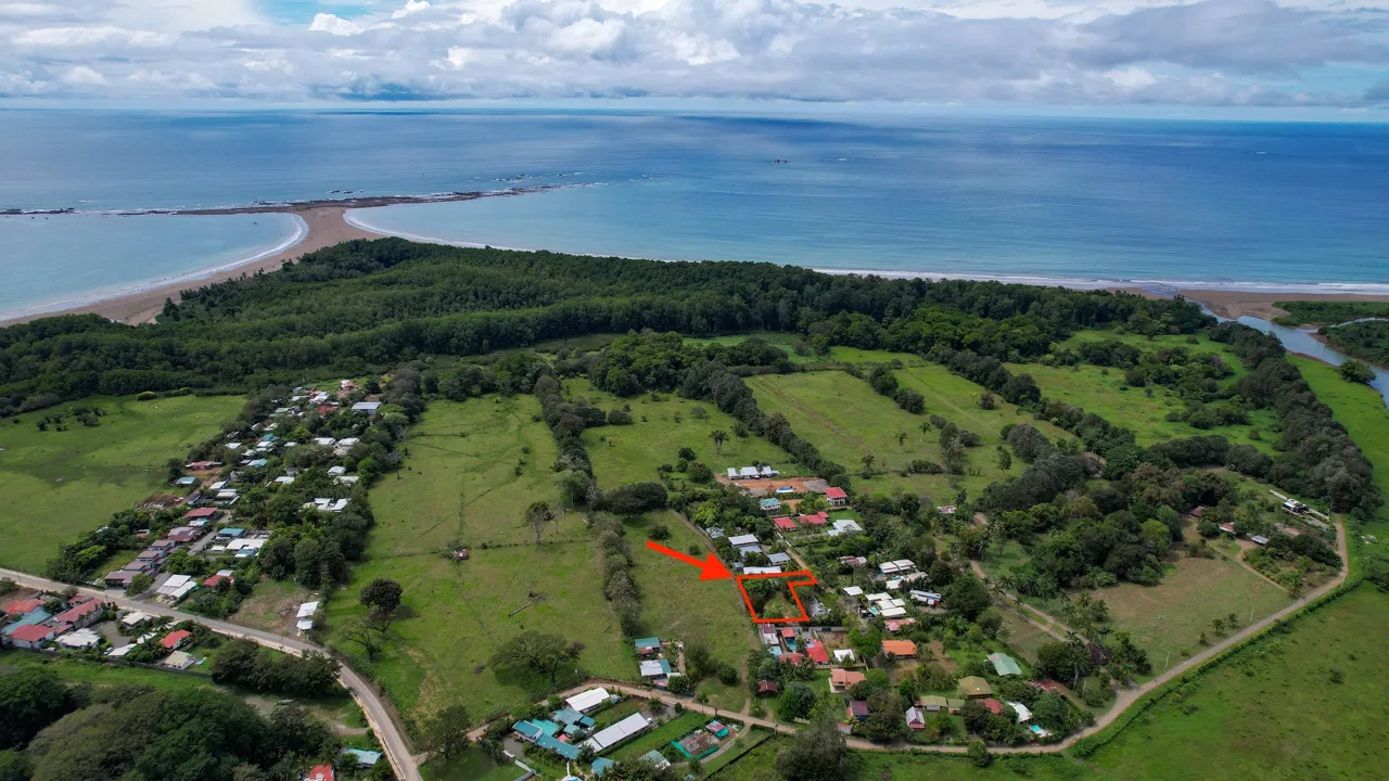 BUILDING PROPERTY A STEPS OF THE BEACH, IN BAHIA BALLENA – 0.30 ACRES, photo 3