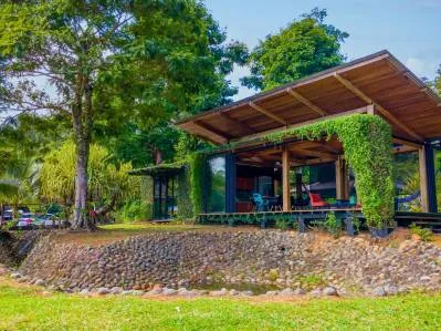 Finca con rio / Permaculture farm paradise