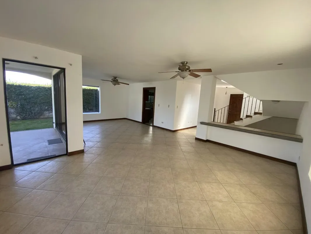 Amplia Casa en Condominio ubicado en Escazú, con seguridad 24/7 y amenidades.